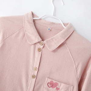 Haut de pyjama en coton gaufré rose avec boutons en bois et broderie cœur