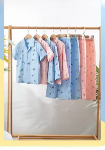 Détail des pyjamas en coton pour garçons avec motifs de voitures et manches courtes