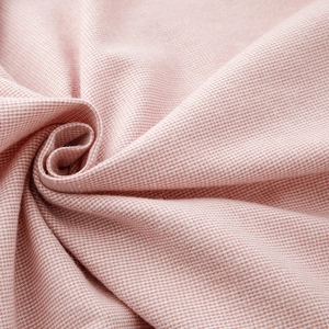 Ensemble d'intérieur en coton brossé rose avec vue macro sur la texture du tissu