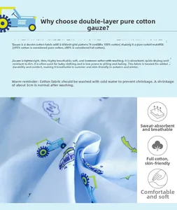 Vue détaillée du tissu en double gaze de coton respirant avec motifs de voitures bleues