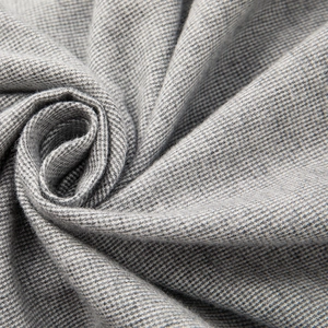 Gros plan du tissu en coton brossé pied-de-poule gris et blanc à texture en spirale