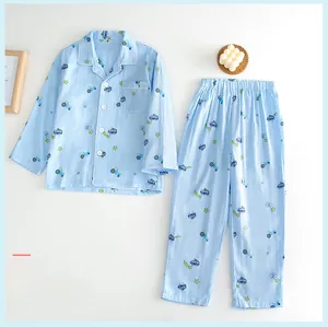 Pyjama en coton bleu pour garçon avec imprimés de voitures et détails de passepoil blanc