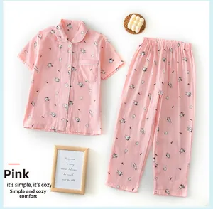 Détails à plat de cet ensemble de pyjama en coton rose avec motifs de lapins mignons