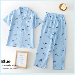 Pyjama pour enfants en coton bleu avec motifs voitures et détails de liseré blanc