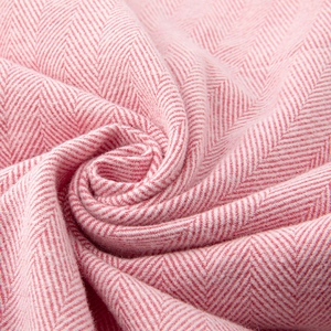 Pigiama in cotone spazzolato con motivo a spina di pesce rosa e bianco per la coppia