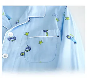 Détail de la poche du pyjama en coton avec motifs de voitures et passepoil blanc