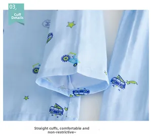 Détail du revers du pyjama pour bébé avec imprimé camion bleu sur coton doux