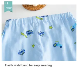Gros plan sur la taille élastique du pantalon de pyjama en coton bleu avec camions