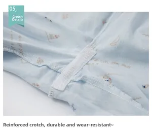 Détail de l'entrejambe renforcé sur pyjama pour garçon en coton bleu à motif nautique