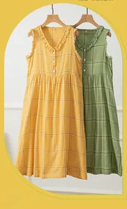 Detail eines ärmellosen Baumwollkleids mit Karomuster, V-Ausschnitt und Rüschenbesatz