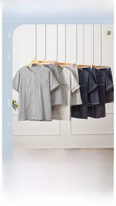Différents motifs d'ensembles pyjamas en coton pour hommes sur cintres en bois