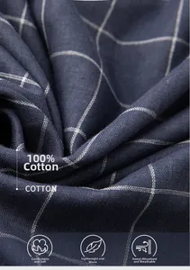 Gros plan sur un tissu en gaze 100% coton avec motif à carreaux bleu marine et texture