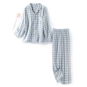 Set pigiama in cotone a quadretti blu e bianchi con ricamo a forma di cucciolo sul taschino
