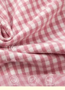 Gros plan du tissu 100% coton gratté à carreaux roses, doux et respirant pour enfants
