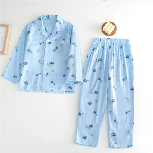 Pyjama deux pièces en coton pour petit garçon avec motifs de voitures bleues