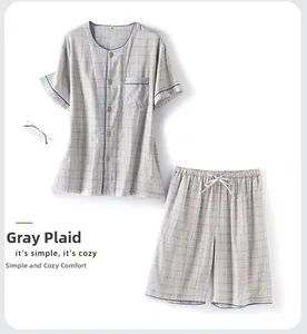 Détail d'un pyjama en coton à carreaux gris avec manches courtes et poche sur fond blanc
