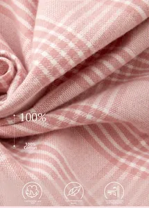 Gros plan du tissu 100% coton à carreaux roses montrant sa texture douce et fine