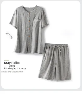 Pyjama gris à pois en coton à manches courtes avec short à cordon et boutons en bois