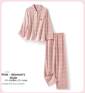 Détail de l'ensemble de pyjama en coton à carreaux roses avec broderie ours et col