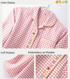 Détails du pyjama à carreaux roses avec broderies de fruits et bordure jaune
