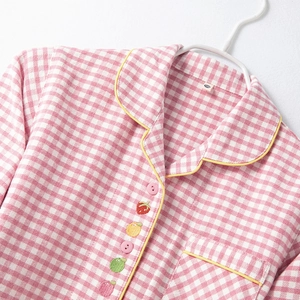 Haut de pyjama enfant en coton à carreaux roses avec broderies de fruits colorés