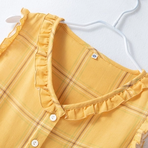 Gelbe karierte ärmellose Baumwollbluse mit V-Ausschnitt und Rüschendetails für Sommer