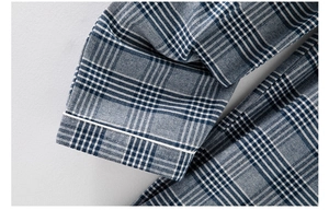 Détail du poignet de pyjama à carreaux bleu et blanc avec liseré blanc et coton brossé doux