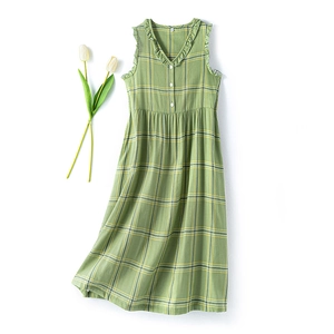 Grünes ärmelloses Baumwollkleid mit Karomuster, V-Ausschnitt und Rüschen im Flatlay