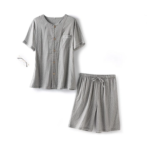 Pyjama court gris pour homme en coton double gaze avec haut boutonné et short à cordon