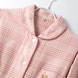 Haut de pyjama en coton à carreaux roses avec broderie ours et col à revers classique