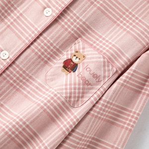 Haut de pyjama en coton à carreaux roses avec broderie ours et boutons blancs