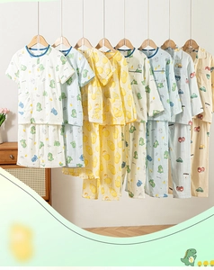 Gros plan de pyjamas pour enfants en coton doux avec broderies de dessins animés