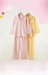 Détails du pyjama enfant en gaze de coton avec des boutons colorés en forme de fruits
