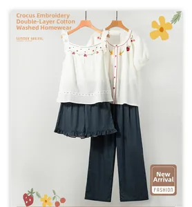 Détail d'un pyjama en gaze de coton avec broderie fraise délicate et bords à volants