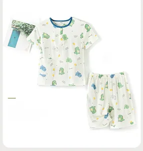 Détail de l'ensemble pyjama beige en coton pour enfant avec motifs de dinosaures
