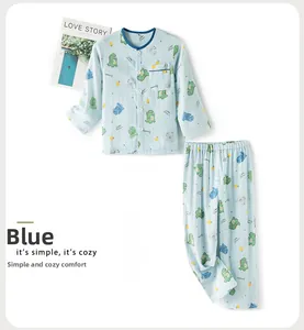 Détail d'un pyjama bleu en coton pour enfants avec motifs dinosaures et bordures douces