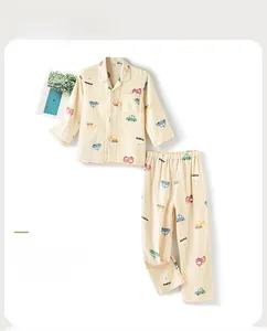 Détail d'un pyjama enfant en coton beige avec imprimé intégral de petites voitures colorées