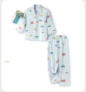 Détail de pyjama enfant en coton bleu clair avec imprimés de voitures colorées