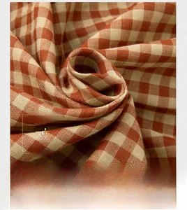 Nahaufnahme aus weichem 100% Baumwoll-Musselin mit orange-beigem Gingham-Karomuster-Detail