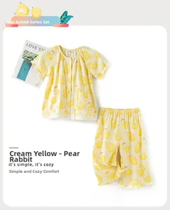 Détail du pyjama enfant en coton jaune crème avec broderies poires et lapins à volants