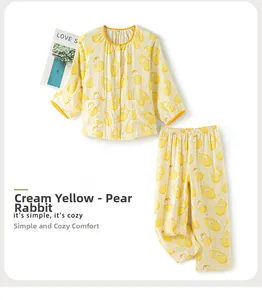 Vue détaillée du pyjama en coton pour enfants jaune crème avec motifs poire et lapin
