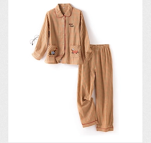 Details des karamellfarbenen Gingham-Pyjamas aus Baumwolle mit Good Night Stickerei