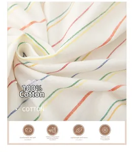 Dettaglio ravvicinato della trama in morbido cotone 100% con strisce arcobaleno