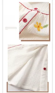 Détails du pyjama en double gaze de coton avec broderies florales et boutons rouges