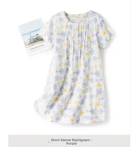 Detail eines kurzärmeligen Baumwollnachthemds mit Blumenprint und plissiertem Ausschnitt