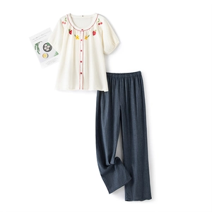 Pyjama femme en coton avec broderie fraise et pantalon de détente gris, ensemble