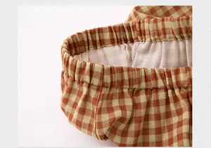 Detailaufnahme des elastischen Bundes der karamellfarbenen Baumwoll-Schlafanzughose