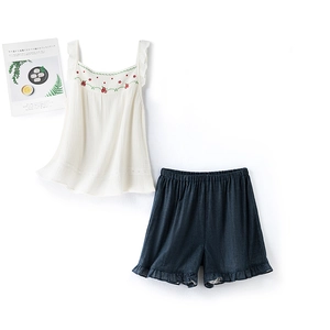 Ensemble de pyjama en coton deux pièces avec broderies florales et bretelles à volants