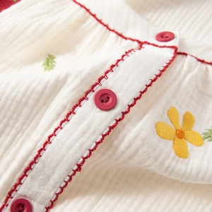 Pyjama en double gaze de coton à manches courtes avec broderies rouges et fleurs jaunes