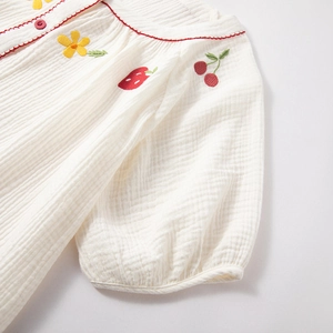 Pyjama en gaze de coton blanc avec broderies de fruits et détails de bordure ondulée